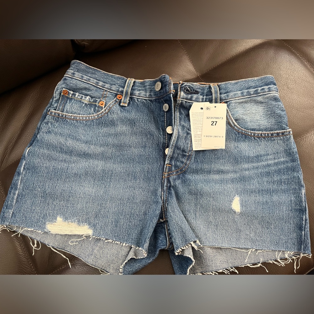 NWT Levi’s 501 blue button fly Jean shorts size 27